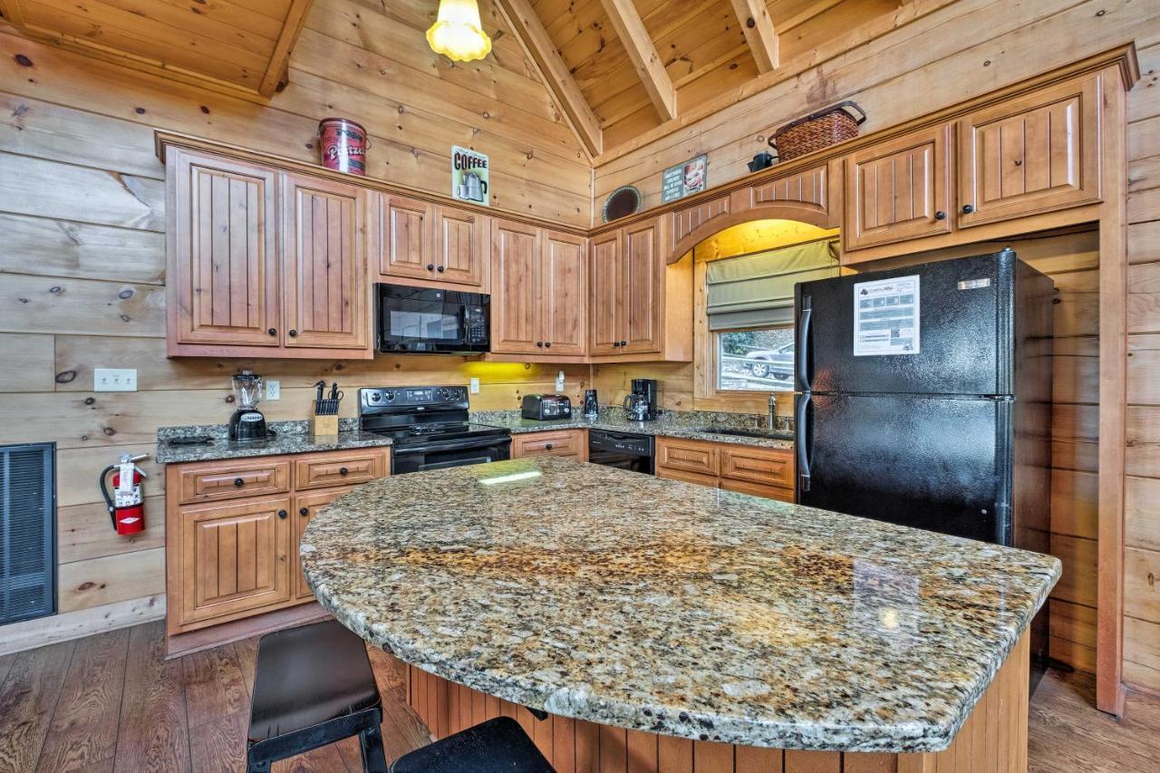 Pigeon Forge Cabin With Brand New Hot Tub And Views! Vila Sevierville Exterior foto